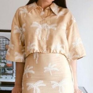 NWT Zara Beige Crop Button-Up Top with White Palm Motif
